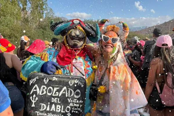 De Jujuy a París: se enamoró y 10 años después celebró su despedida de soltera en Humahuaca