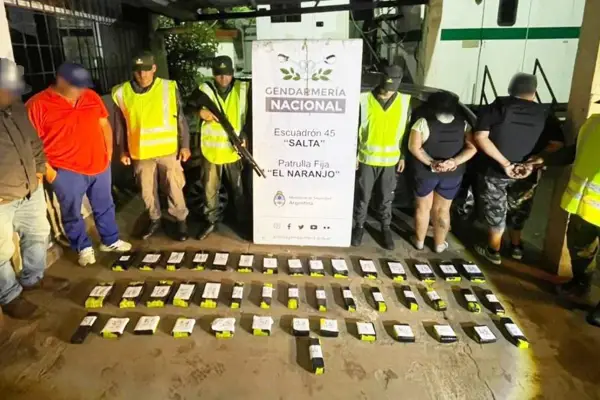 Inspeccionan, descubren y extraen 34 kilos de cocaína del torpedo de un auto