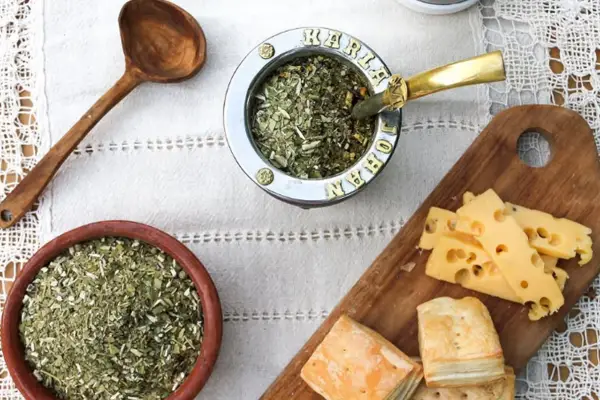 ¿Qué comer con el mate?: el mejor acompañamiento según expertos y sommeliers