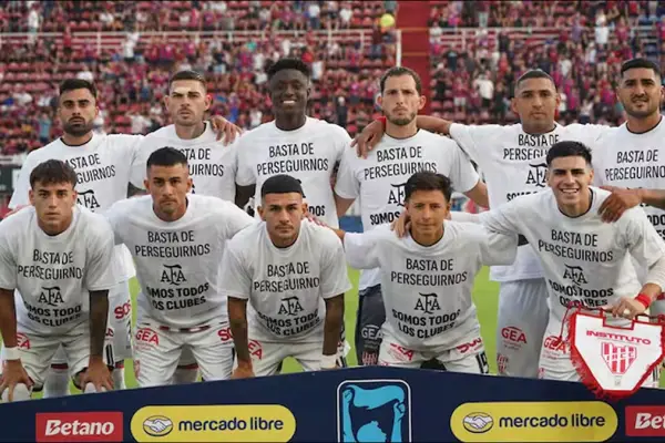 “Basta de perseguirnos”: futbolistas de San Lorenzo e Instituto utilizaron camisetas en apoyo a la AFA tras el anuncio del paro