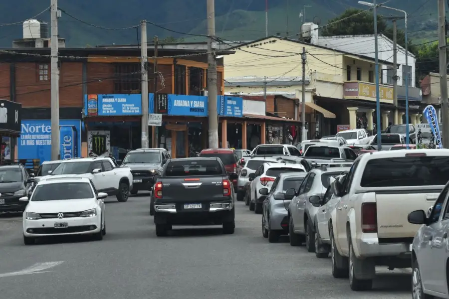 POR TODOS LADOS. Los vehículos dominan la escena tafinista.