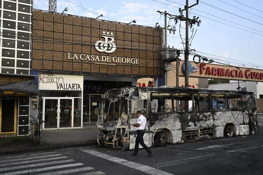 VIOLENCIA. Uno de los vehículos calcinados en la ciudad de Puerto Vallarta. AFP