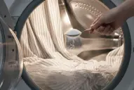 Sal gruesa en el lavado: el truco casero para blanquear la ropa y las telas del hogar