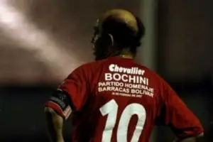 Efeméride: a 19 años del día en que Bochini volvió a pisar una cancha después de su retiro