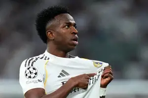 Vinicius respondió en la cancha y el Real Madrid avanzó en medio de la polémica con Prestianni