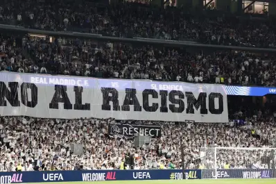 “No al racismo”: la bandera del Bernabéu que marcó la noche ante Benfica
