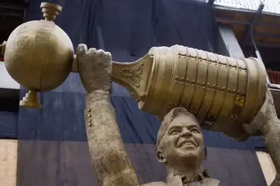 “Decir que la estatua es mufa es facilísimo”: la creadora defendió la obra de Gallardo