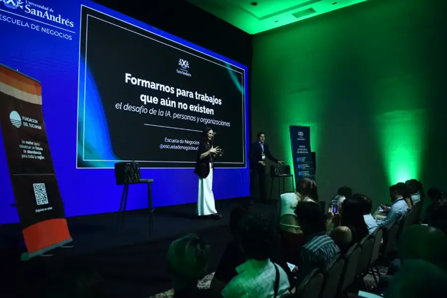 CHARLA SOBRE IA. En el Hilton Garden Inn, Melina Masnatta propuso rediseñar la forma en que aprendemos. “Educar es promptear”, afirmó, y llamó a gobernar la IA con criterio y propósito. / LA GACETA, OSVALDO RIPOLL.