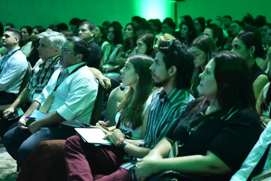 HACIA EL CIERRE. Atención plena en el salón mientras Melina Masnatta plantea el desafío de “aprender a aprender” en la era digital. / LA GACETA, OSVALDO RIPOLL 