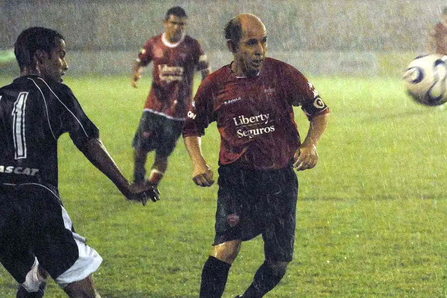 ÉPICA. La lluvia de la jornada aportó el condimento justo para que la jornada sea histórica.