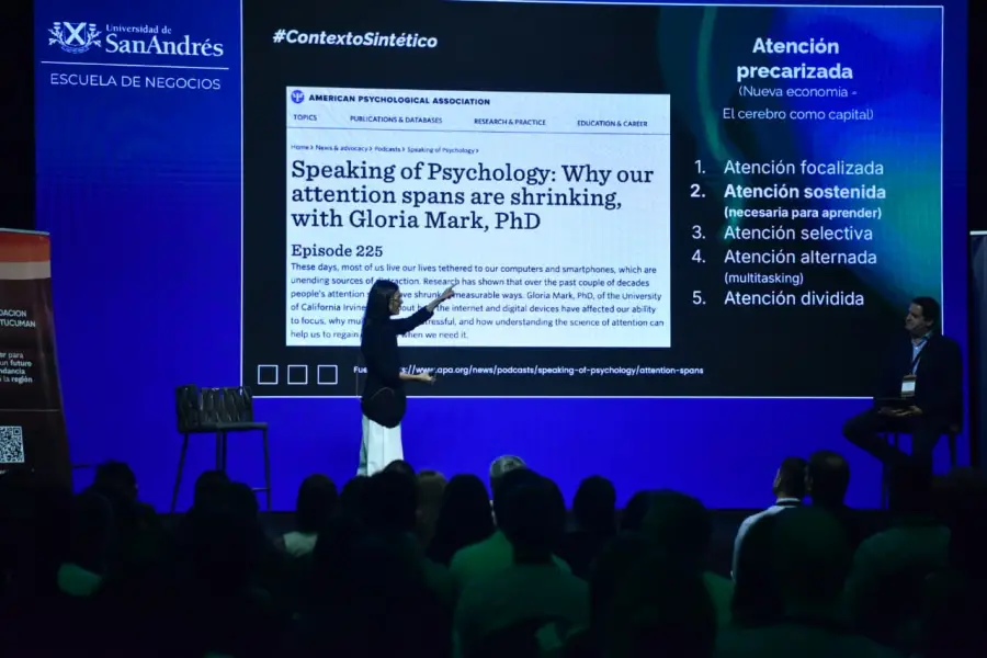 SOBRE LA ATENCIÓN HOY. La especialista en tecnología frente a un auditorio atento, durante la exposición sobre educación y futuro del trabajo. / LA GACETA, OSVALDO RIPOLL 