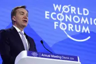 ¿Quién es el jefe del Foro de Davos que renunció por sus vínculos con Jeffrey Epstein?