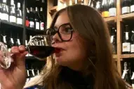 Una explosión de sabor: el impacto del torrontés en la joven francesa que se tatuó un vino tucumano