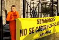 Detuvieron a activistas de Greenpeace que saltaron las rejas del Congreso en protesta por la Ley de Glaciares