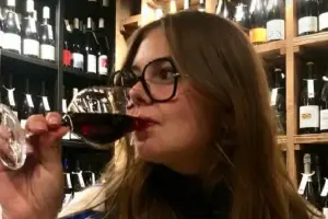 Una explosión de sabor: el impacto del torrontés en la joven francesa que se tatuó un vino tucumano