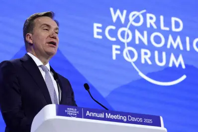 ¿Quién es el jefe del Foro de Davos que renunció por sus vínculos con Jeffrey Epstein?