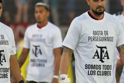 Newell’s apoyó a la AFA con una remera y los hinchas reaccionaron con insultos a “Chiqui” Tapia
