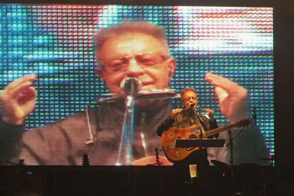 Recuerdos fotográficos: 2012. Gieco: “No sé si no ven la basura o no sienten que queda mal”