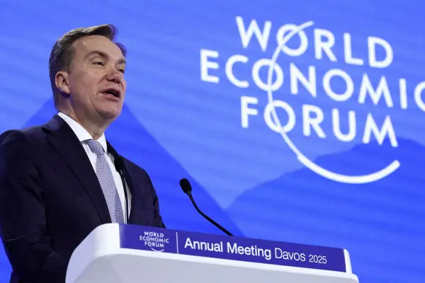 ¿Quién es el jefe del Foro de Davos que renunció por sus vínculos con Jeffrey Epstein?