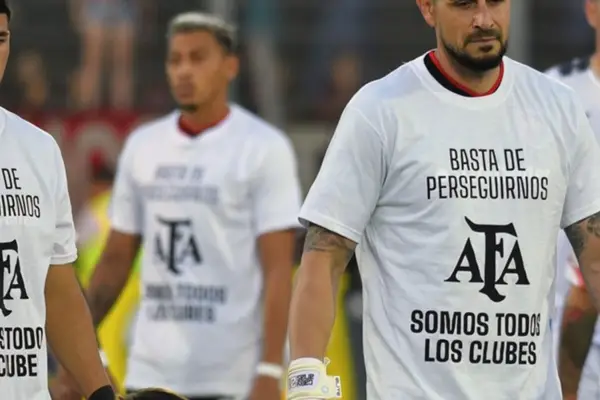Newell’s apoyó a la AFA con una remera y los hinchas reaccionaron con insultos a “Chiqui” Tapia