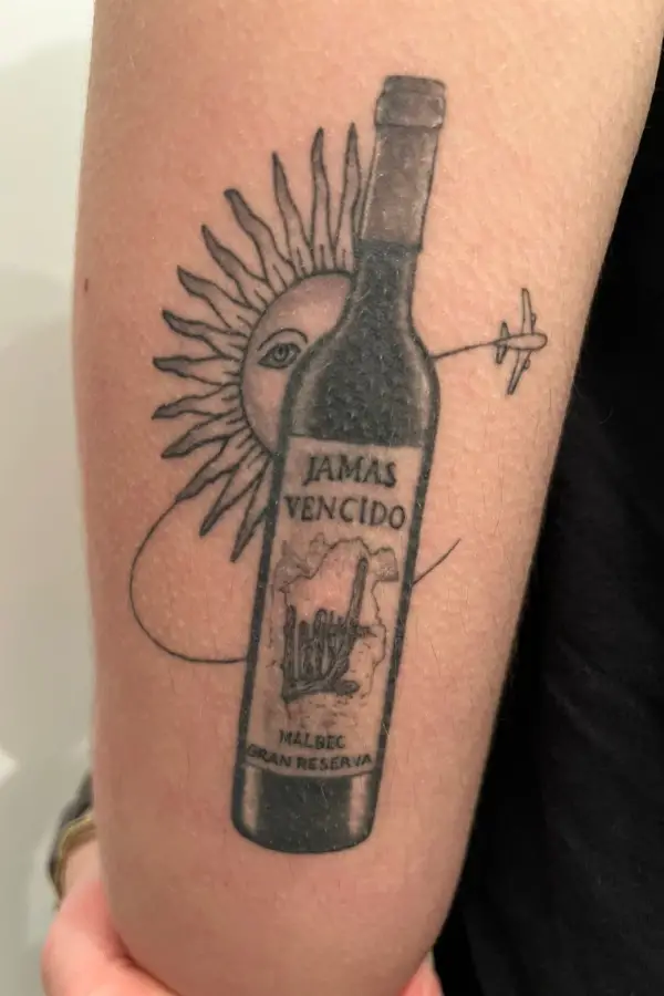 EN LA PIEL. Charlene luce el tatuaje que se hizo luego de conocer Tucumán. 