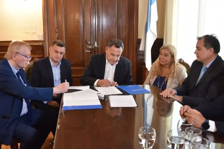 FIRMA. Bellorio, Albarracín, Amado, Ruiz y Hugo Navas, coordinar general de la Escuela de Gobierno de Tucumán.