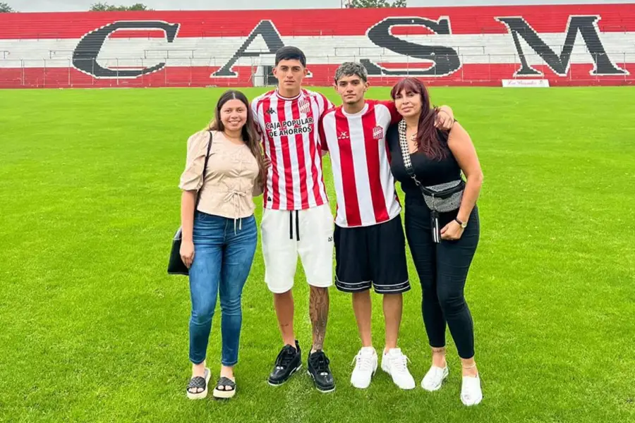 EN FAMILIA. Tadeo Polli posa con los suyos, tras firmar el contrato que lo víncula nuevamente a San Martín.