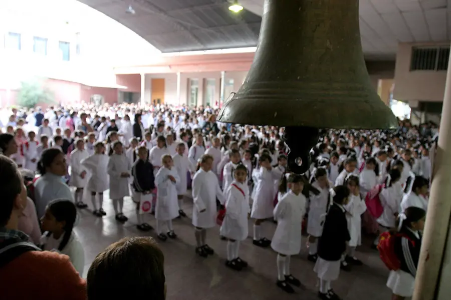 PRIMER DÍA DE CLASES. Formación en una escuela pública tucumana.
