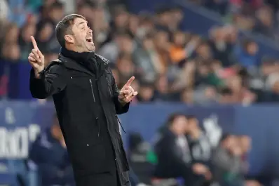 En medio de los rumores con River, el equipo de Coudet cayó en un duelo clave por La Liga