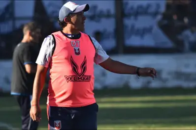 Trabajó en un ingenio, un accidente frenó su carrera y hoy llevó a Tucumán Central al Federal A: quién es Walter Arrieta, el DT que cambió la historia del club