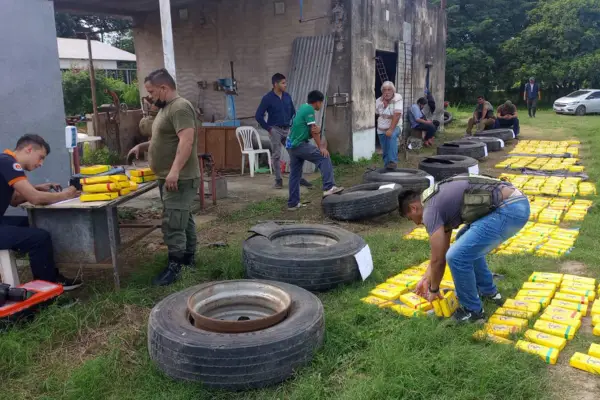 Drogas, armas y sellos de delfín: cómo operaba la banda que ocultaba en neumáticos un cargamento de cocaína valuado en 6 millones de dólares