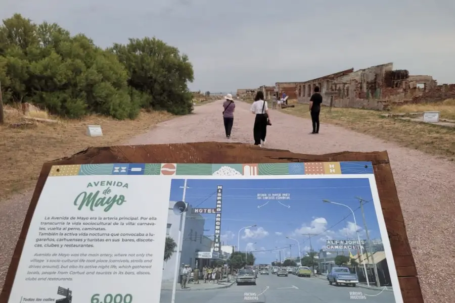 ANTES Y AHORA. En primer plano, cómo se veía la avenida antes de la inundación; de fondo, cómo es ahora.