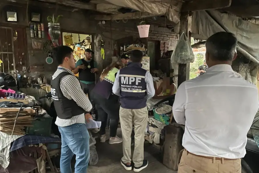 BUSCANDO. Los efectivos allanando uno de los domicilios.