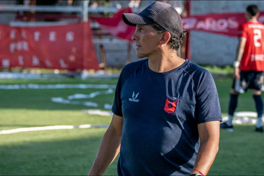 ATENTO. El entrenador siguió cada jugada con la concentración que marcó su gestión