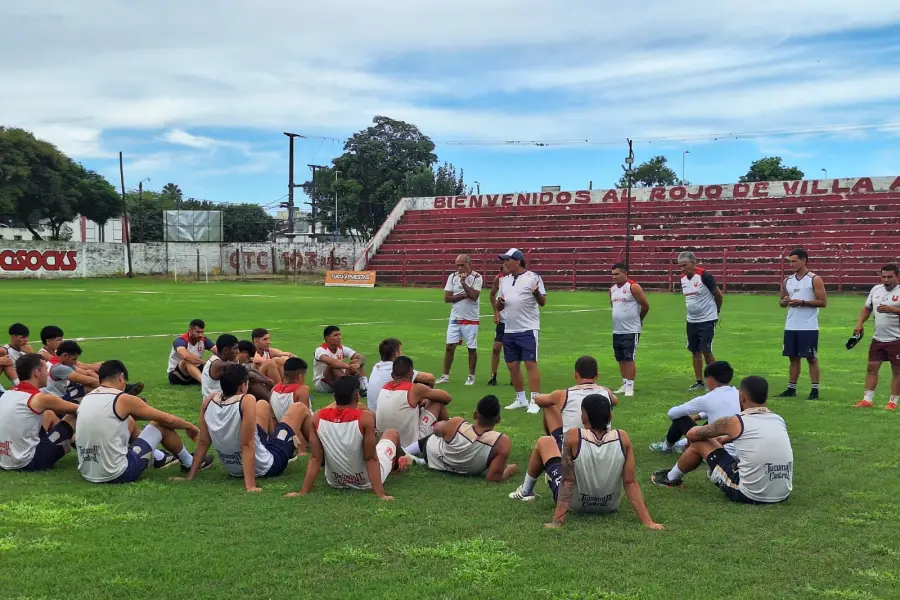GRUPO UNIDO. El equipo de Villa Alem vivió una jornada cargada de fútbol y emociones encontradas | FOTO: Carlos Oardi.