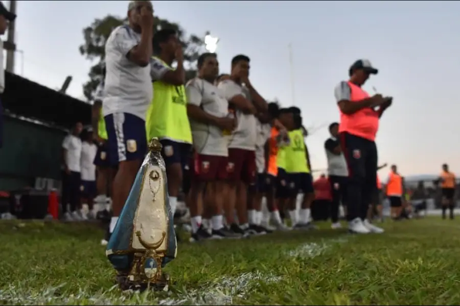 PROMESA. La imagen de la Virgen del Valle que acompañó al DT en cada ingreso al campo y que lo llevará a cumplir una promesa en bicicleta hasta Catamarca-