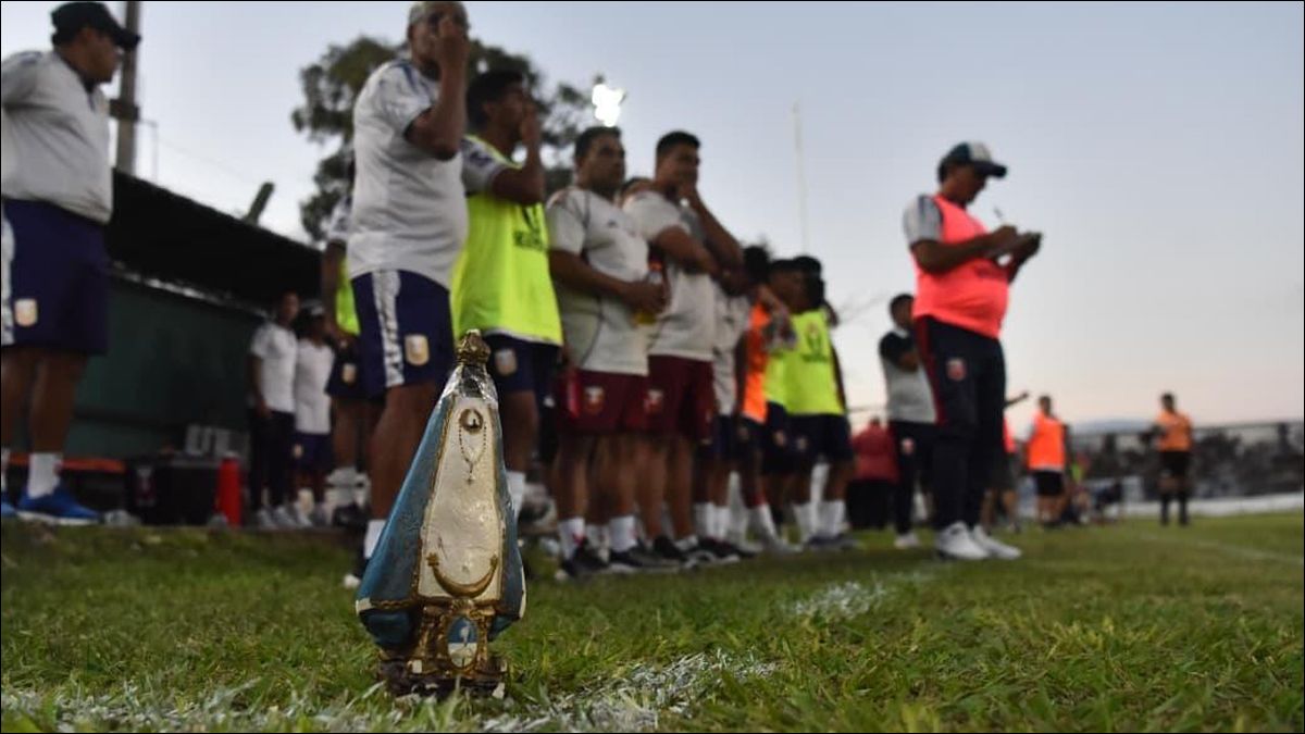 PROMESA. La imagen de la Virgen del Valle que acompañó al DT en cada ingreso al campo y que lo llevará a cumplir una promesa en bicicleta hasta Catamarca-