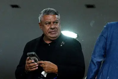 Escándalo en la AFA: sospechan que “Chiqui” Tapia quiso alterar una autorización para salir del país