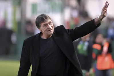 Julio César Falcioni: el recorrido del “Emperador” que llega al banco de Atlético Tucumán