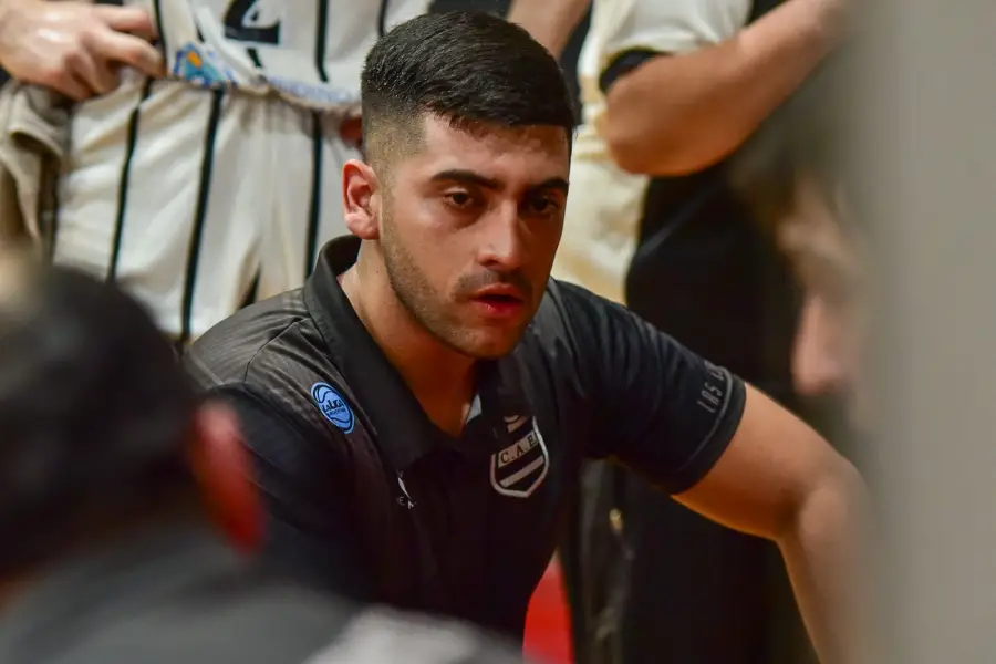 REORGANIZACIÓN. Esposito dando indicaciones a sus jugadores de cara al final del encuentro.