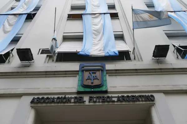 La Rosadita de la AFA: imágenes revelan el circuito de financieras, oficinas y entregas en efectivo