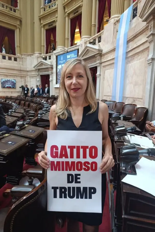 MENSAJE. El cartel que Bregman mostró en el recinto. 