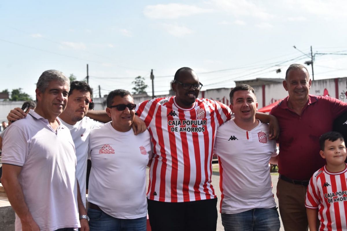 ALIENTO. El sacerdote se fotografió y compartió la previa con dirigentes e hinchas.