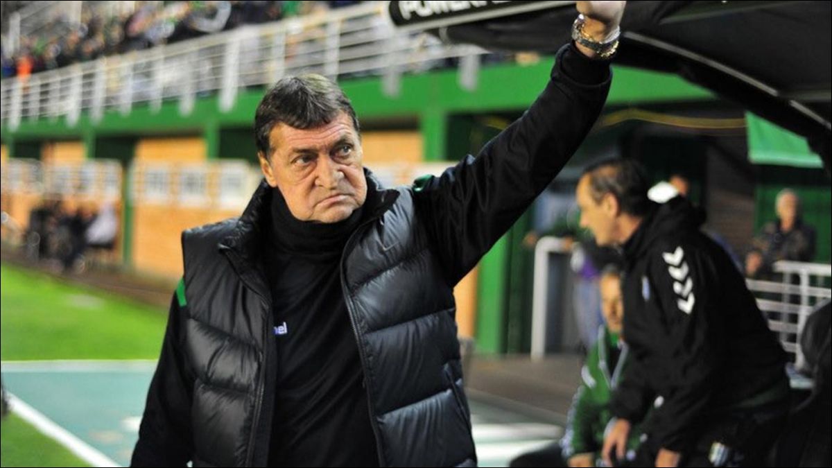 ORDEN. Sus equipos se caracterizan por una fuerte atención a la pelota parada, aspecto que forma parte central de su identidad futbolística.