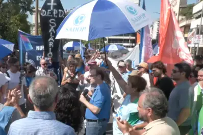 Los docentes marcharon en Tucumán: Sabemos que hay plata porque vemos cuánto cobra un legislador