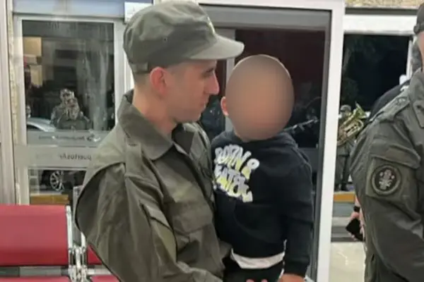 El gendarme Nahuel Gallo pudo tener el abrazo del reencuentro con su hijo de tres años