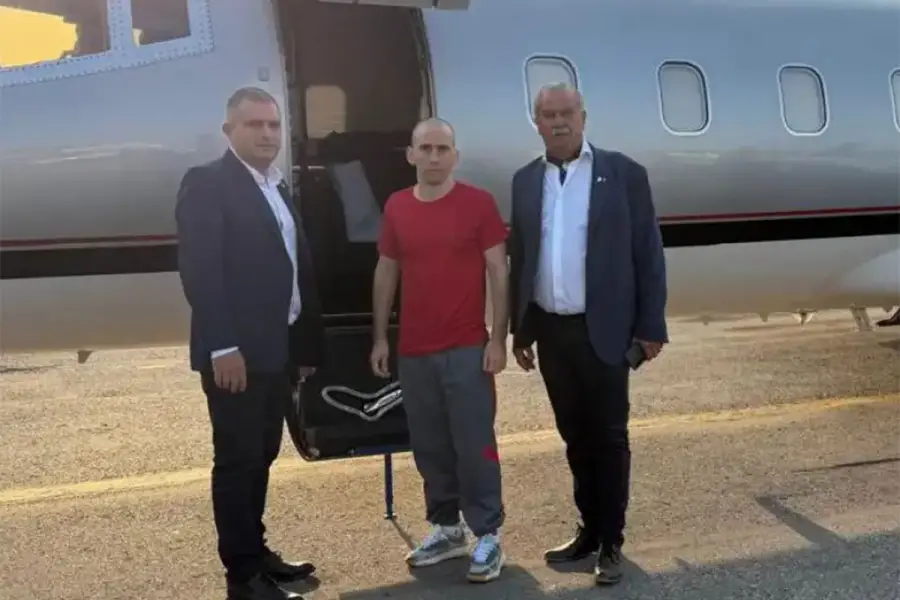 ANTES DE PARTIR. Nahuel Gallo y los dirigentes de AFA Luciano Nakis e Isla Cáceres.