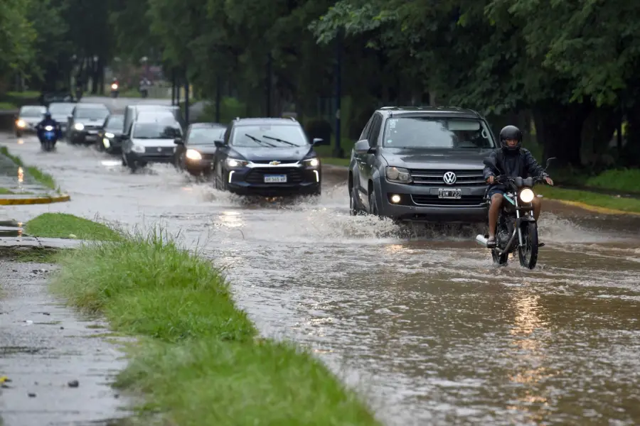 CALLES COMPLICADAS. Las lluvias también generaron problemas en el tránsito. En esta imagen, el Camino del Perú, entre Bolivia y Paraguay. LA GACETA / FOTO DE DIEGO ARÁOZ