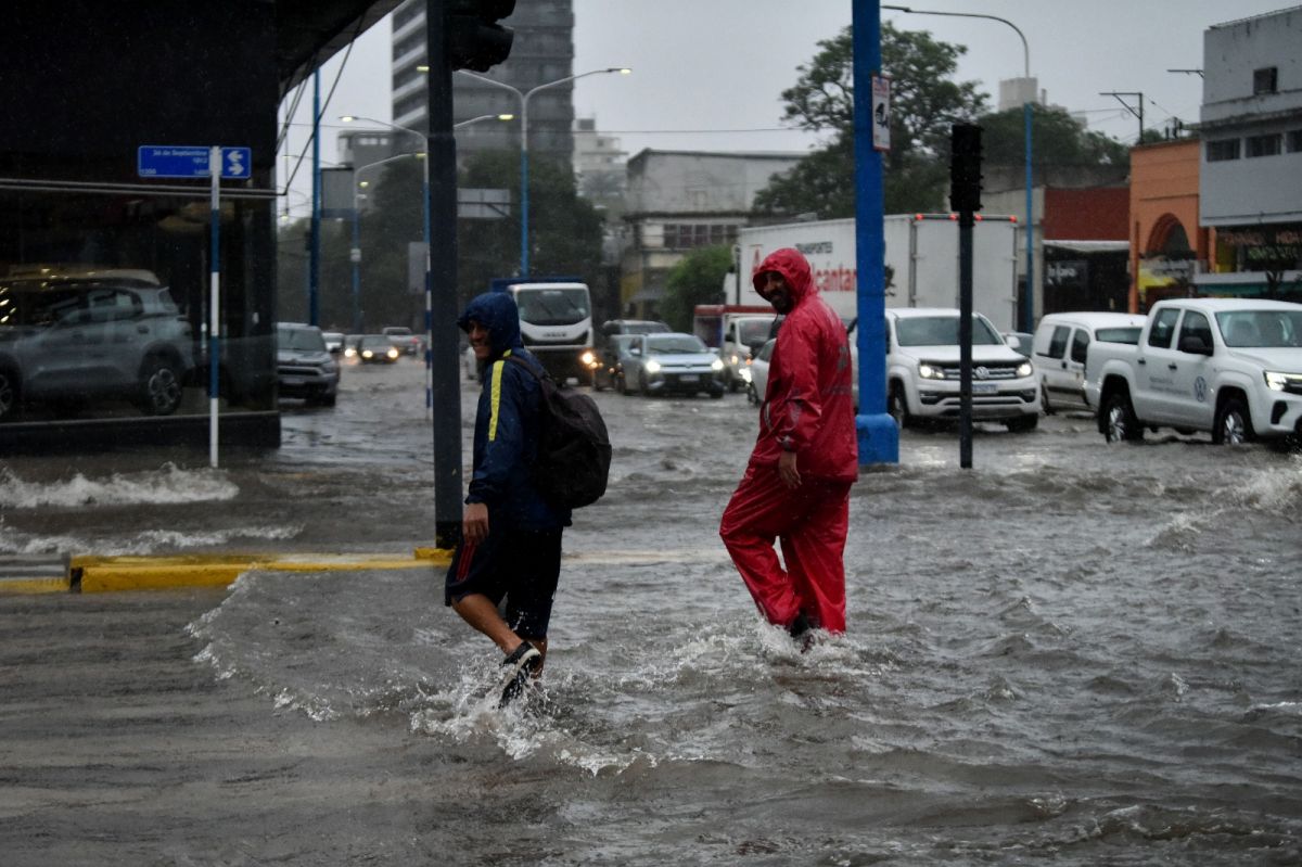 RESIGNADOS. Dos hombres cruzan la calle en la intersección de las avenidas 24 de Septiembre y Colón. LA GACETA / FOTO DE MARÍA SILVIA GRANARA