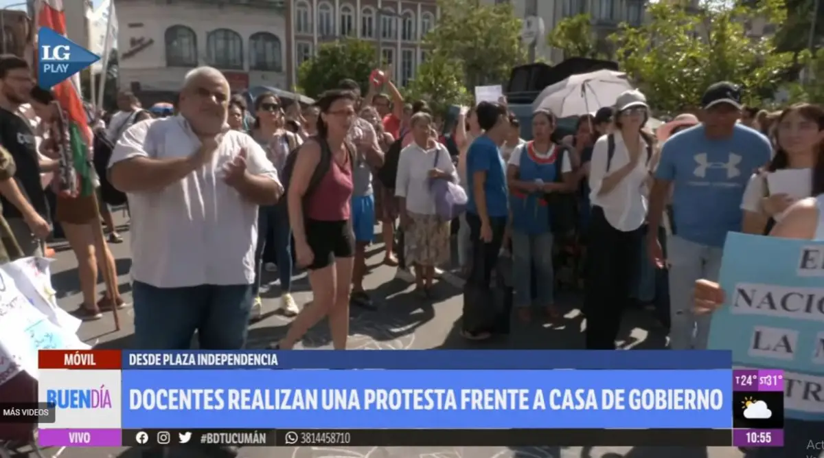 EN LA PLAZA. Gremialistas y afilados a varios gremios docentes públicos, privados y universitarios confluyeron para reclamar contra el ajuste nacional.